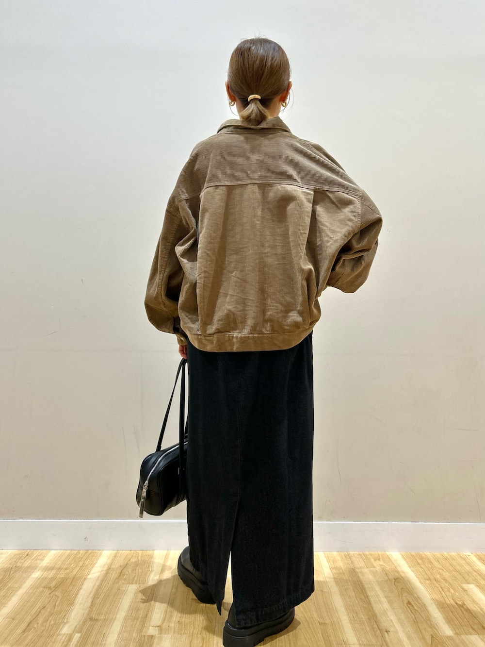 ベージュ系のその他アウター、ホワイト系のTシャツ/カットソー、ブラック系のワンピースを着用したレディースの秋コーディネートの3枚目の写真