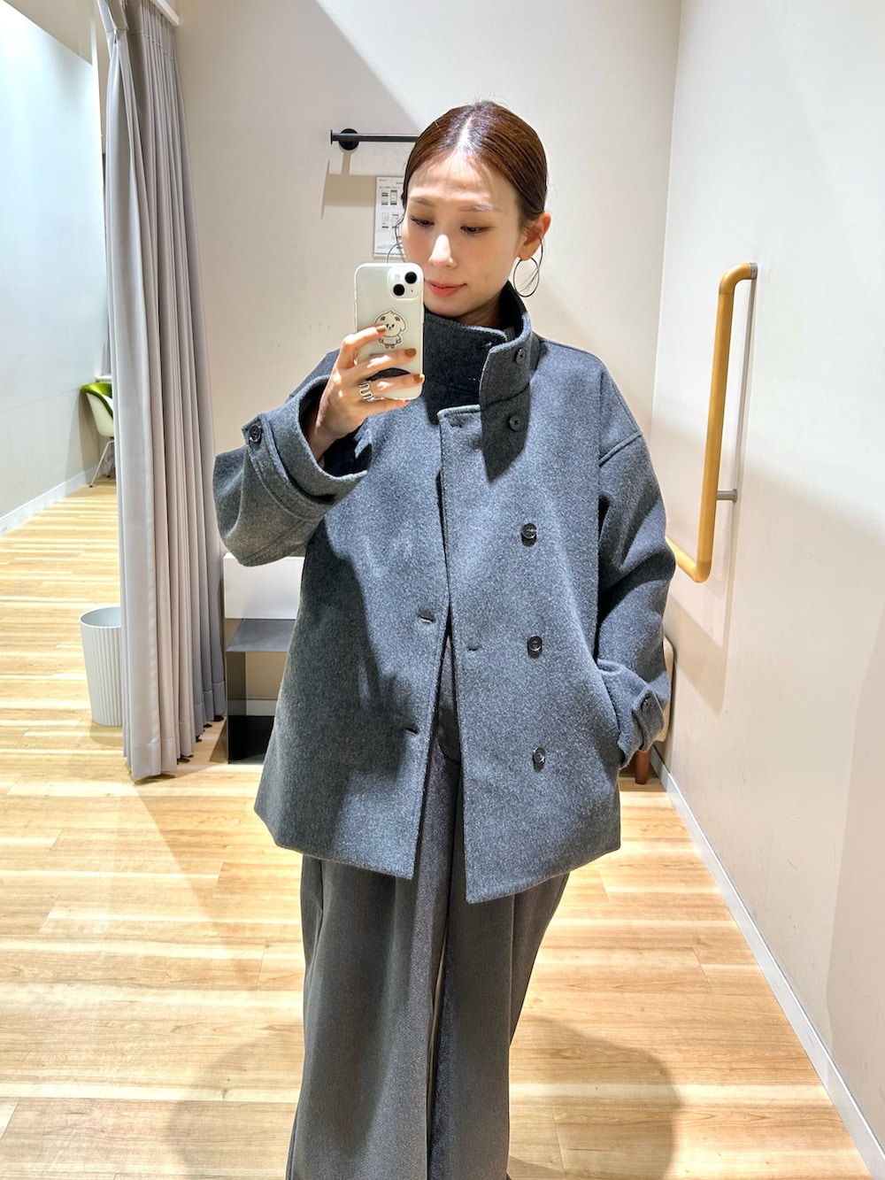 グレー系のその他アウター、ブラック系のその他パンツ、ブラック系のブーツを着用したレディースの冬コーディネートの8枚目の写真