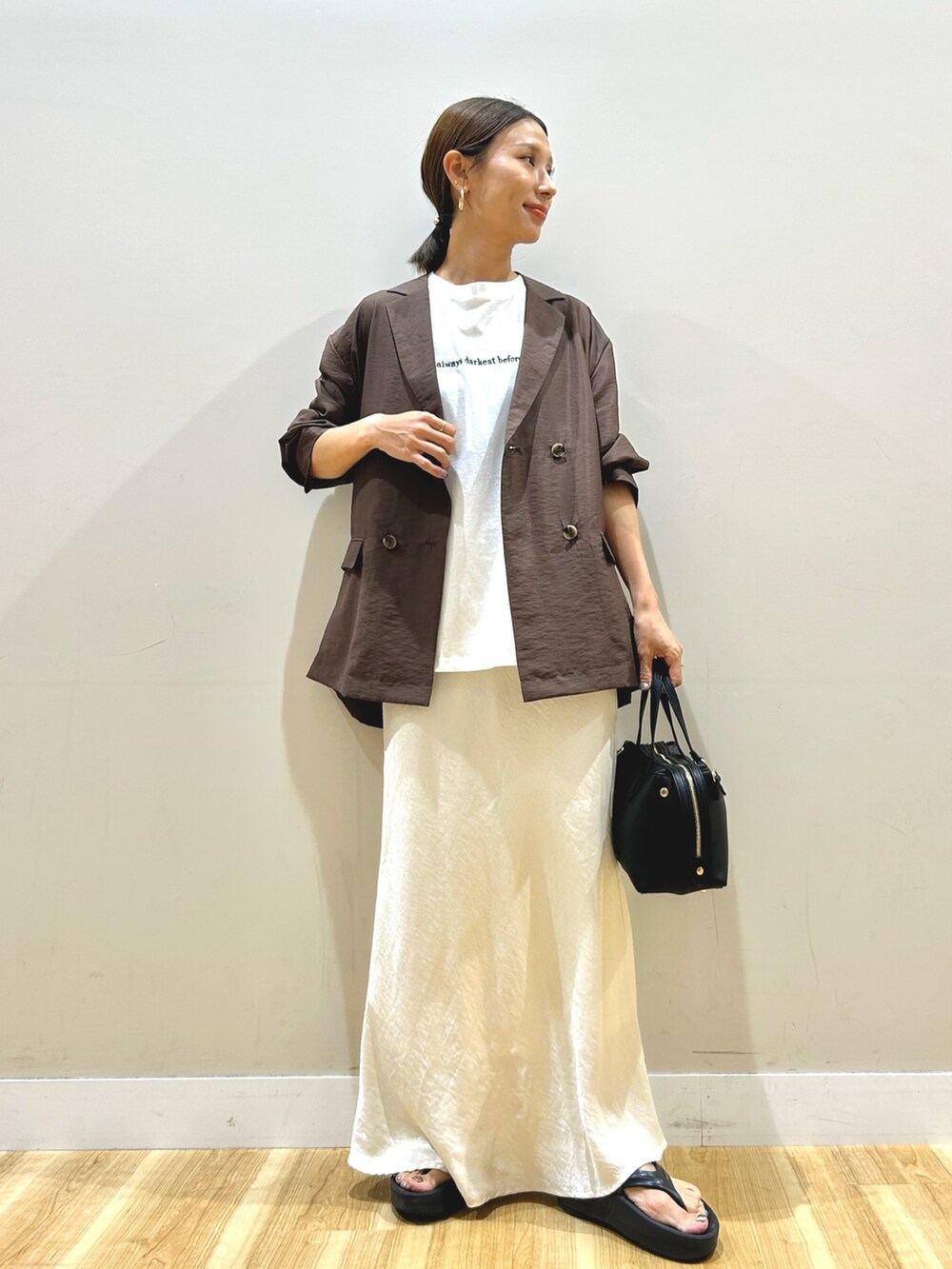 ブラウン系のその他アウター、ホワイト系のTシャツ/カットソー、ブラック系のトートバッグを着用したレディースの夏コーディネートの5枚目の写真