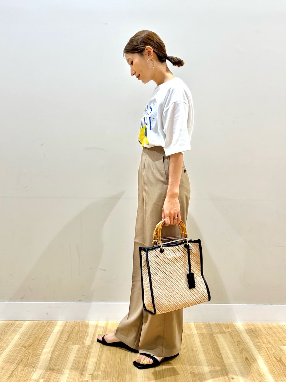ベージュ系のテーラードジャケット、ベージュ系のその他パンツ、ホワイト系のTシャツ/カットソーを着用したレディースの夏コーディネートの6枚目の写真