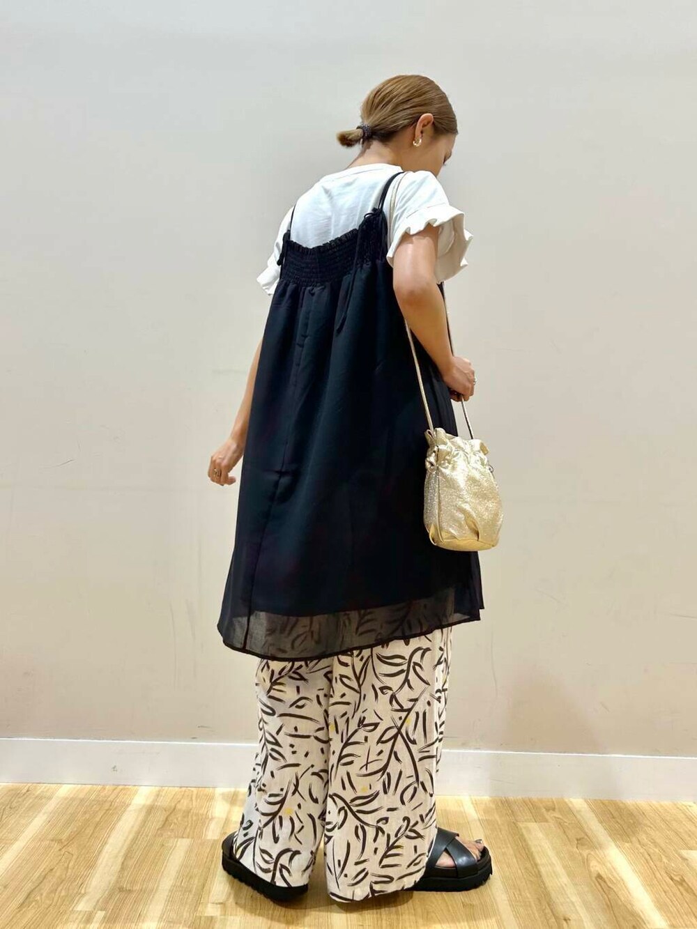 ゴールド系のショルダーバッグ、ホワイト系のその他パンツ、ホワイト系のTシャツ/カットソーを着用したレディースの夏コーディネートの5枚目の写真