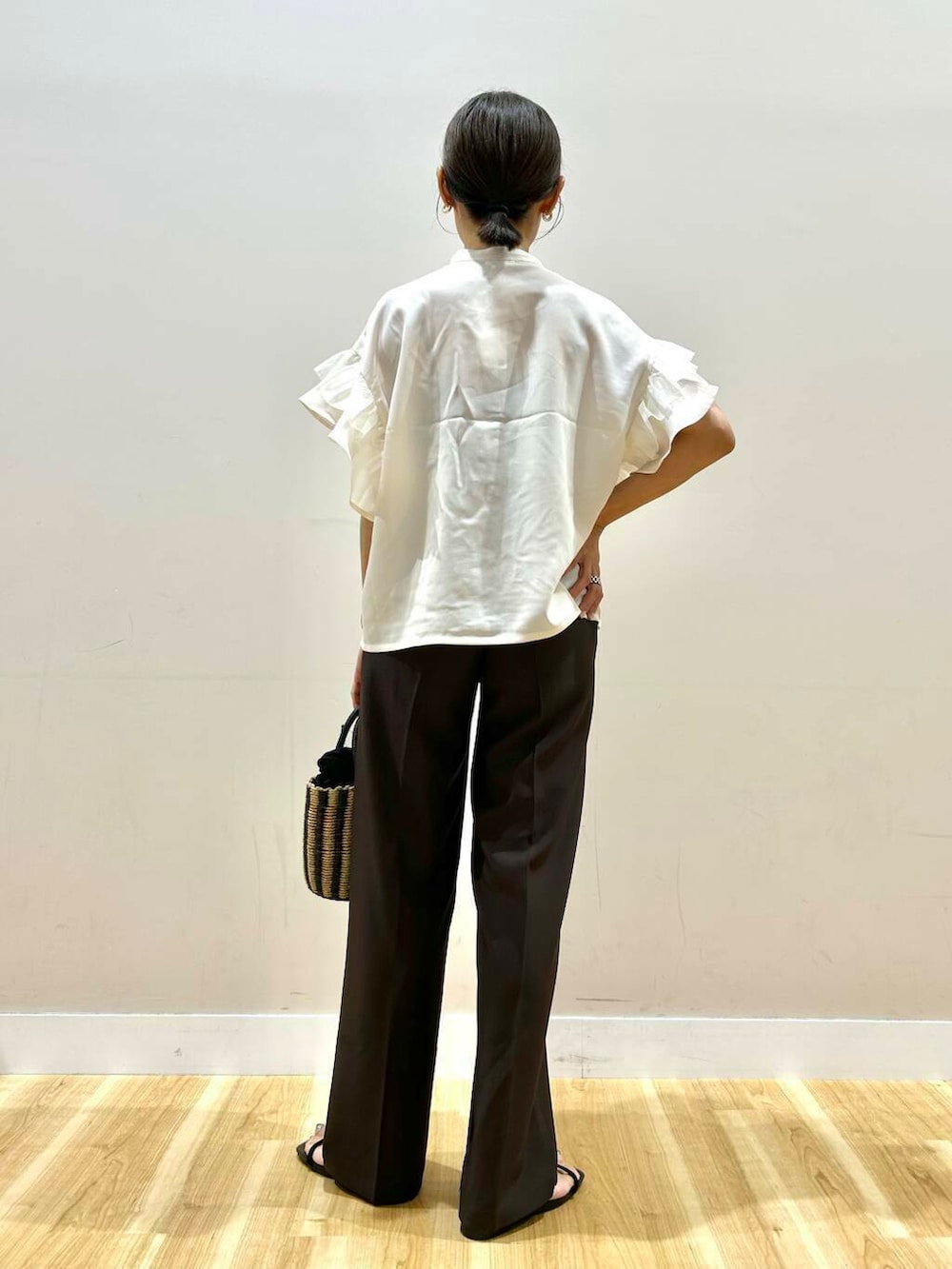 ブラック系のハンドバッグ、ブラック系のサンダル、ブラウン系のその他パンツを着用したレディースの夏コーディネートの3枚目の写真