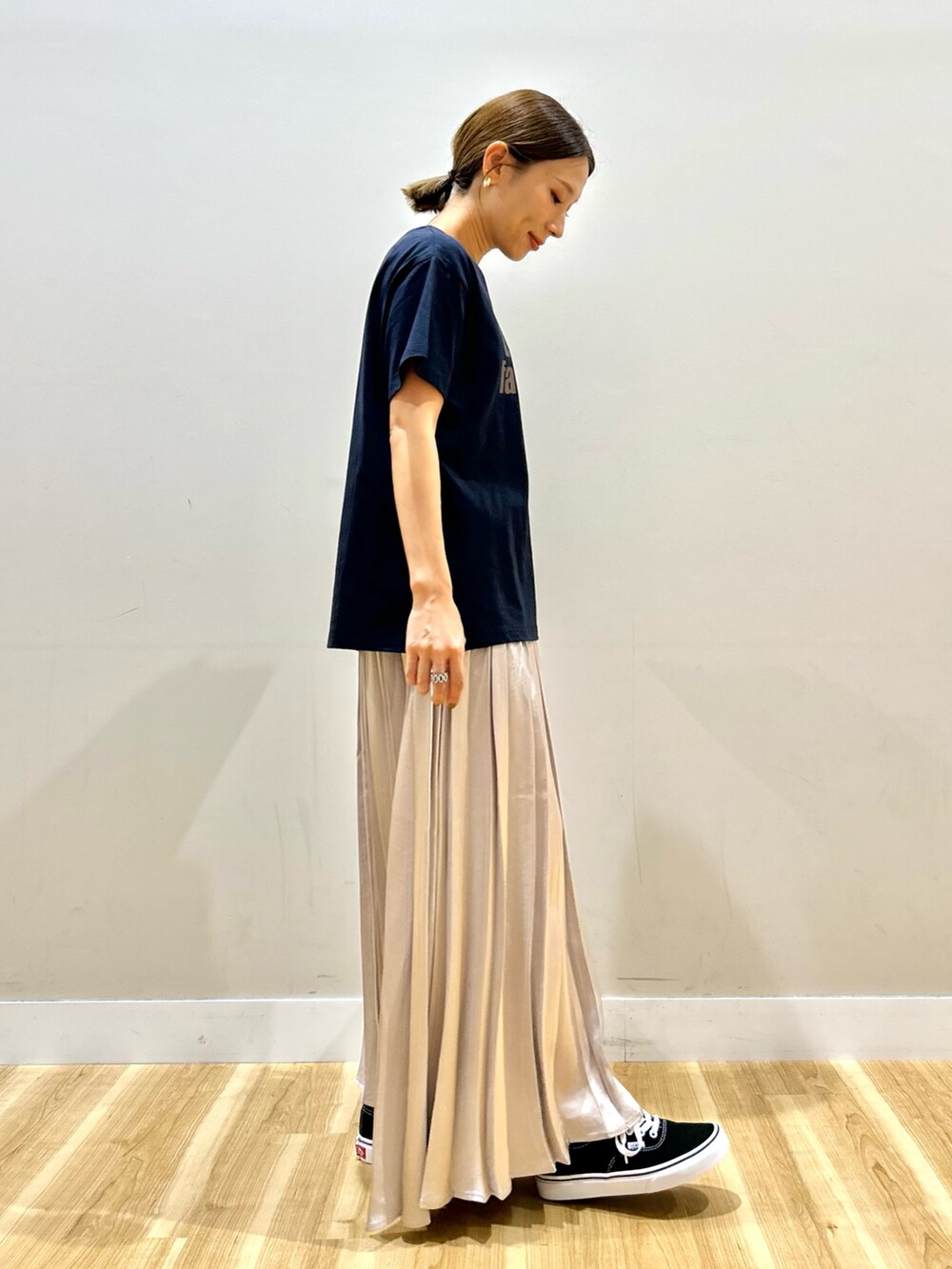 ブルー系のその他アウター、ブルー系のTシャツ/カットソー、ベージュ系のスカートを着用したレディースの秋コーディネートの5枚目の写真