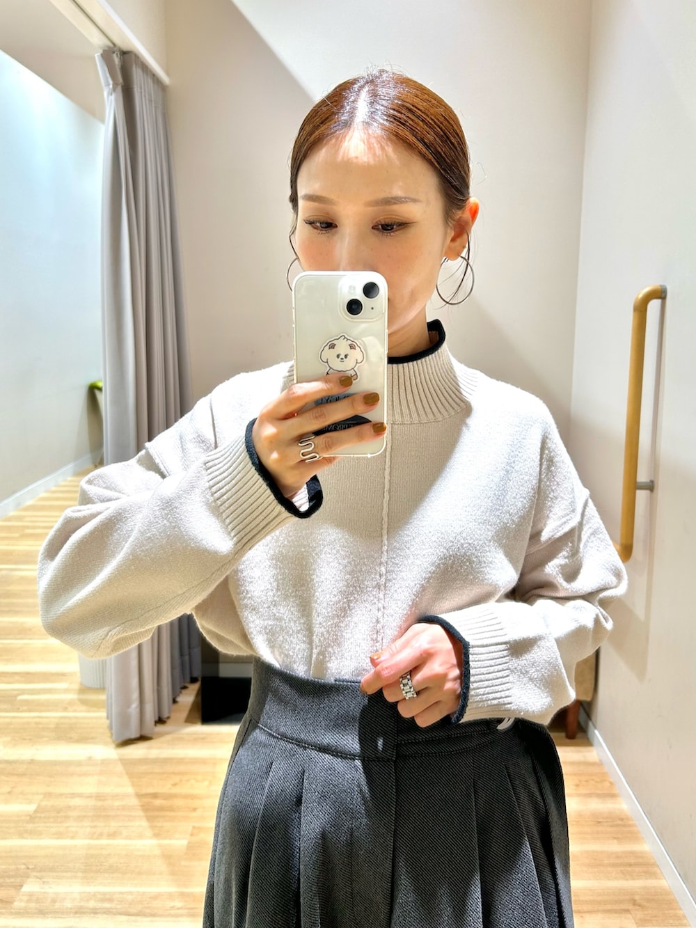 グレー系のその他アウター、ブラック系のその他パンツ、ブラック系のブーツを着用したレディースの冬コーディネートの9枚目の写真