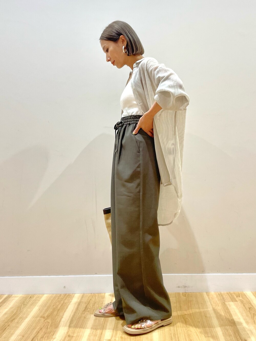 ホワイト系のシャツ/ブラウス、ホワイト系のキャミソール、ブラウン系のその他パンツを着用したレディースの夏コーディネートの3枚目の写真