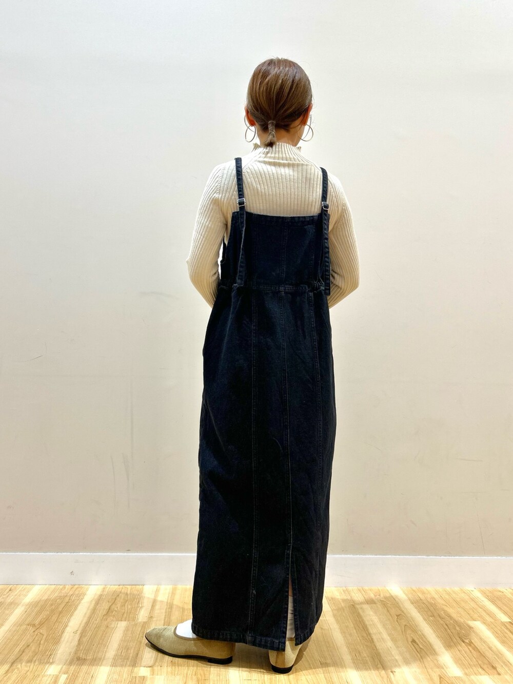 グレー系のカーディガン/ボレロ、ホワイト系のニット/セーター、ブラック系のワンピースを着用したレディースの冬コーディネートの9枚目の写真