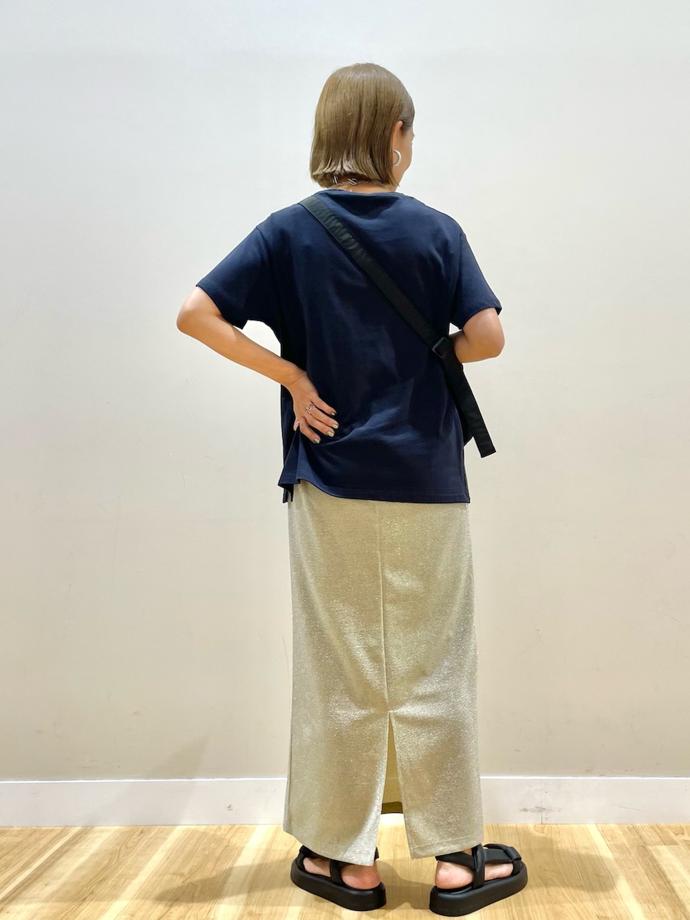 ブルー系のTシャツ/カットソー、ベージュ系のスカート、ブルー系のデニムパンツを着用したレディースの夏コーディネートの3枚目の写真