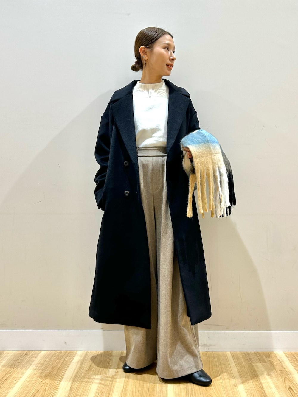 ベージュ系のその他パンツ、ブラック系のその他アウター、ホワイト系のニット/セーターを着用したレディースの冬コーディネートの10枚目の写真