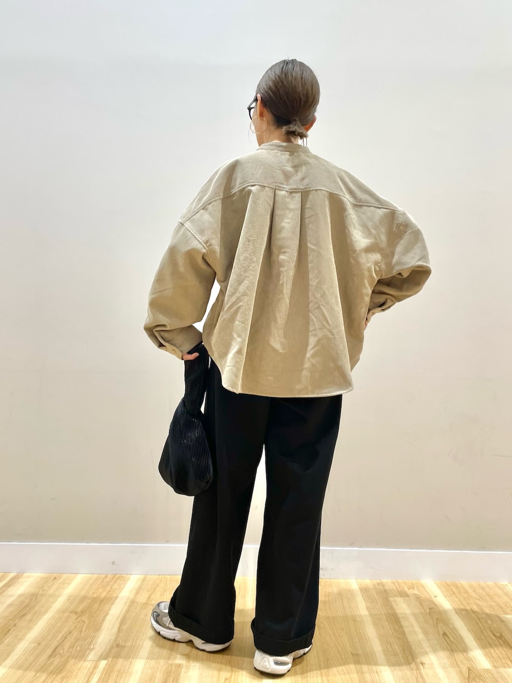 ベージュ系のTシャツ/カットソー、ブラック系のチノパンツを着用したレディースの秋コーディネートの4枚目の写真