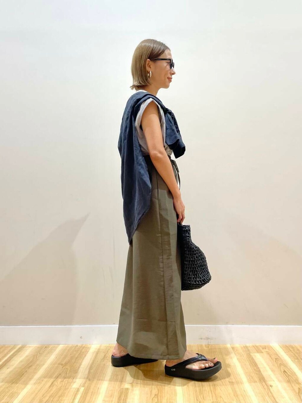 ブラック系のトートバッグ、ブラウン系のTシャツ/カットソー、ブラウン系のスカートを着用したレディースの夏コーディネートの4枚目の写真