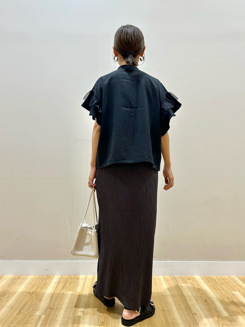 ブラック系のシャツ/ブラウス、グレー系のスカートを着用したレディースの夏コーディネートの4枚目の写真