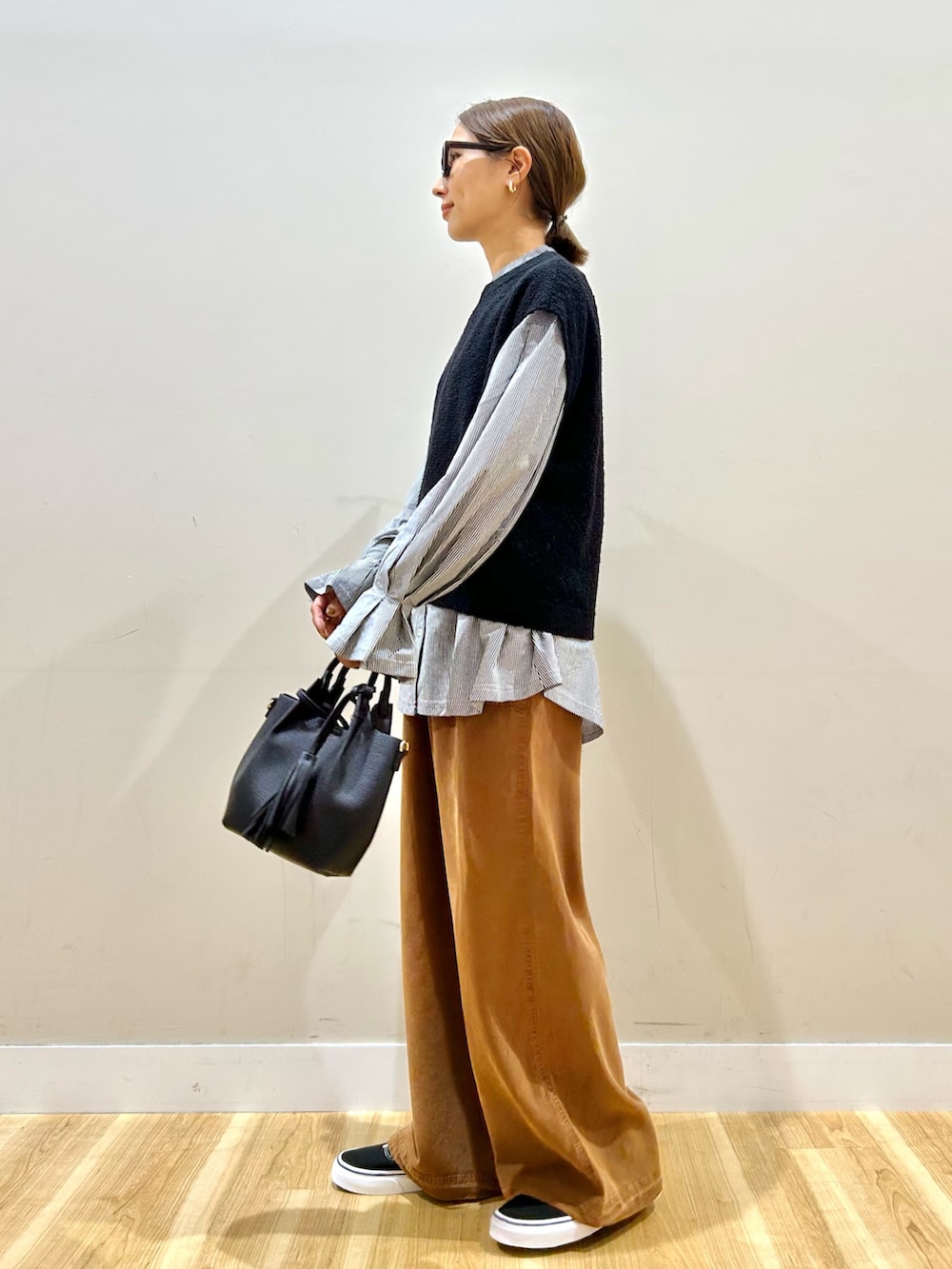 ブラック系のベスト、その他のシャツ/ブラウス、ブラウン系のその他パンツを着用したレディースの秋コーディネートの2枚目の写真