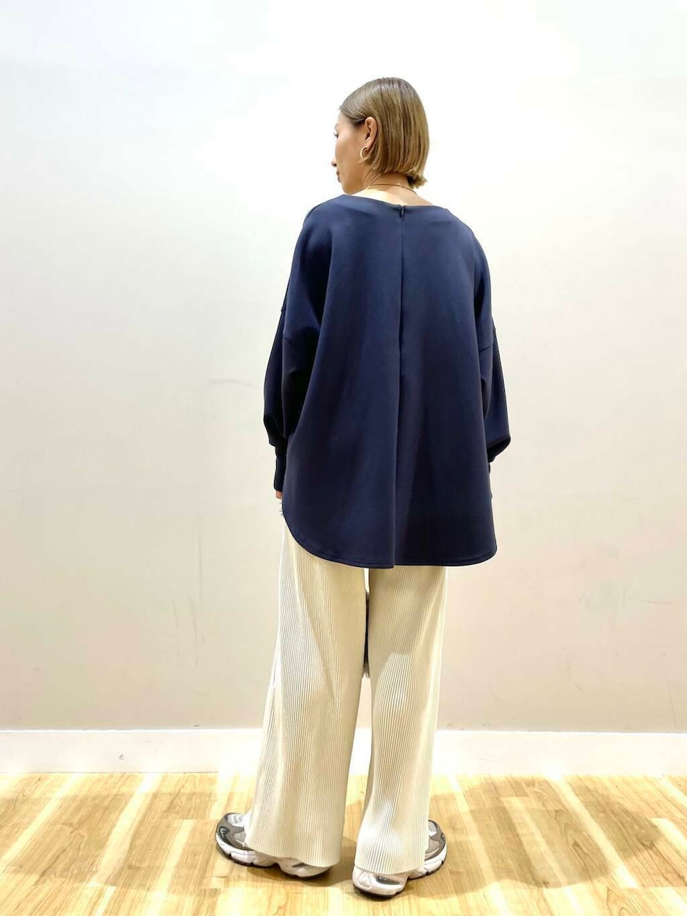 ホワイト系のその他パンツ、グレー系のTシャツ/カットソー、グレー系のハンドバッグを着用したレディースの秋コーディネートの3枚目の写真