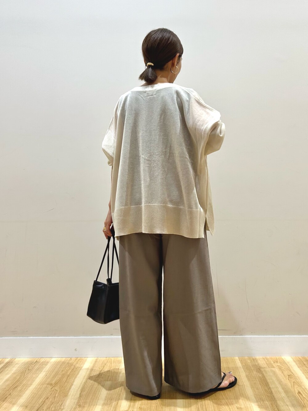 グレー系のカーディガン/ボレロ、ベージュ系のセットアップを着用したレディースの秋コーディネートの4枚目の写真