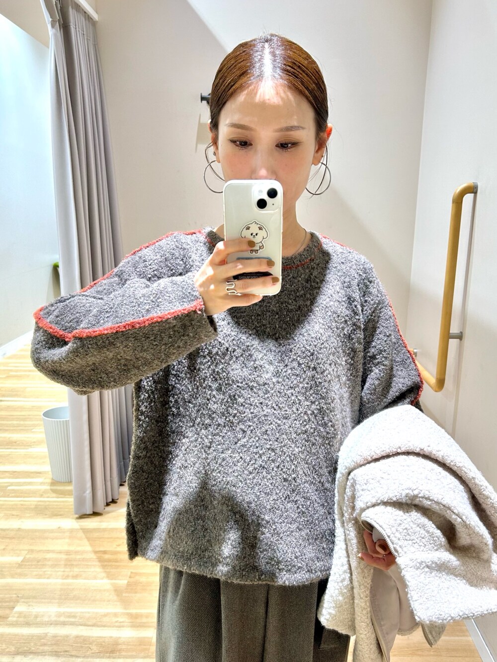 パープル系のその他アウター、ブラウン系のニット/セーター、ブラウン系のその他パンツを着用したレディースの冬コーディネートの8枚目の写真