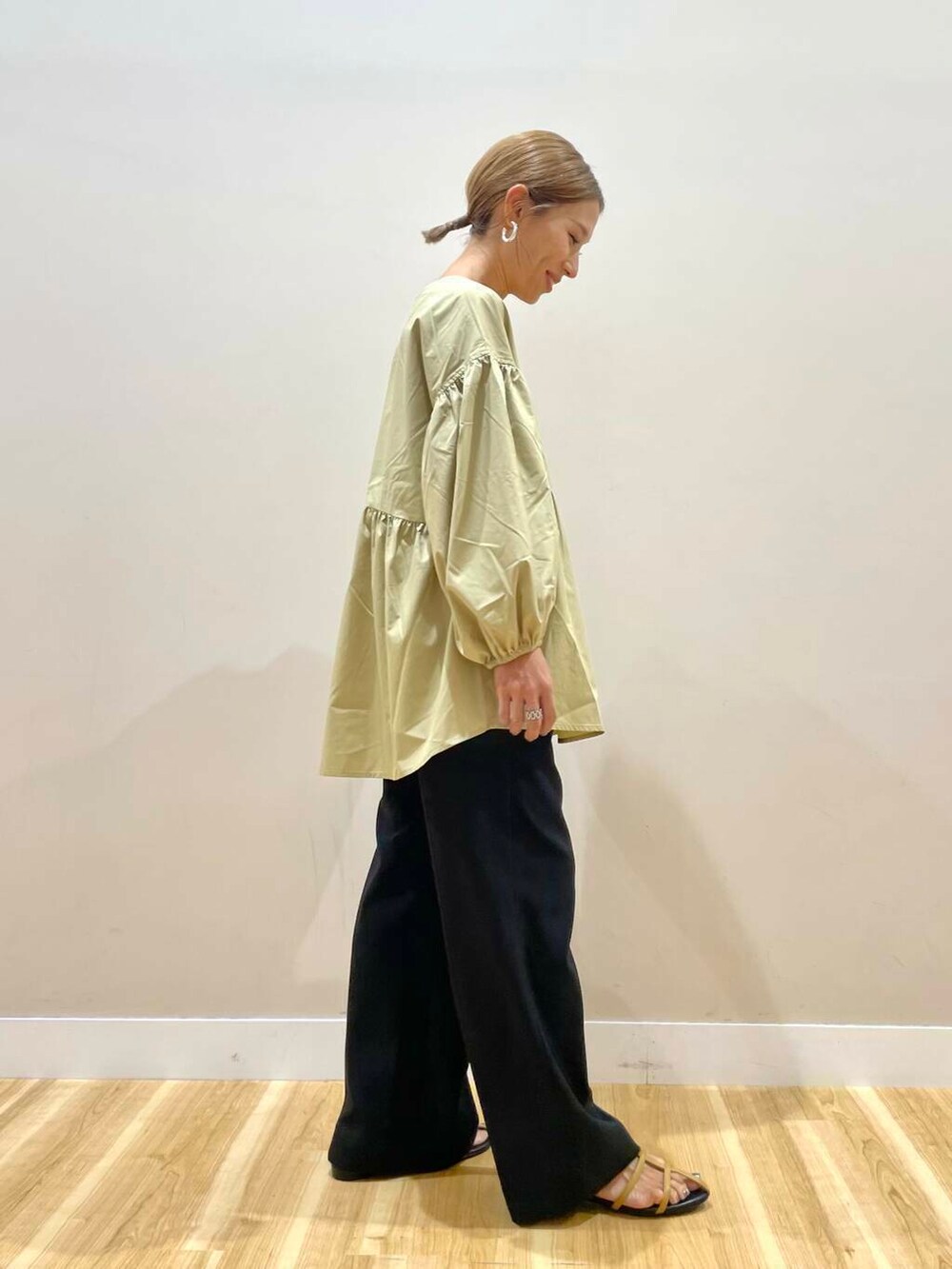 ブラウン系のサンダル、ブラック系のトートバッグ、ブラック系のその他パンツを着用したレディースの夏コーディネートの3枚目の写真