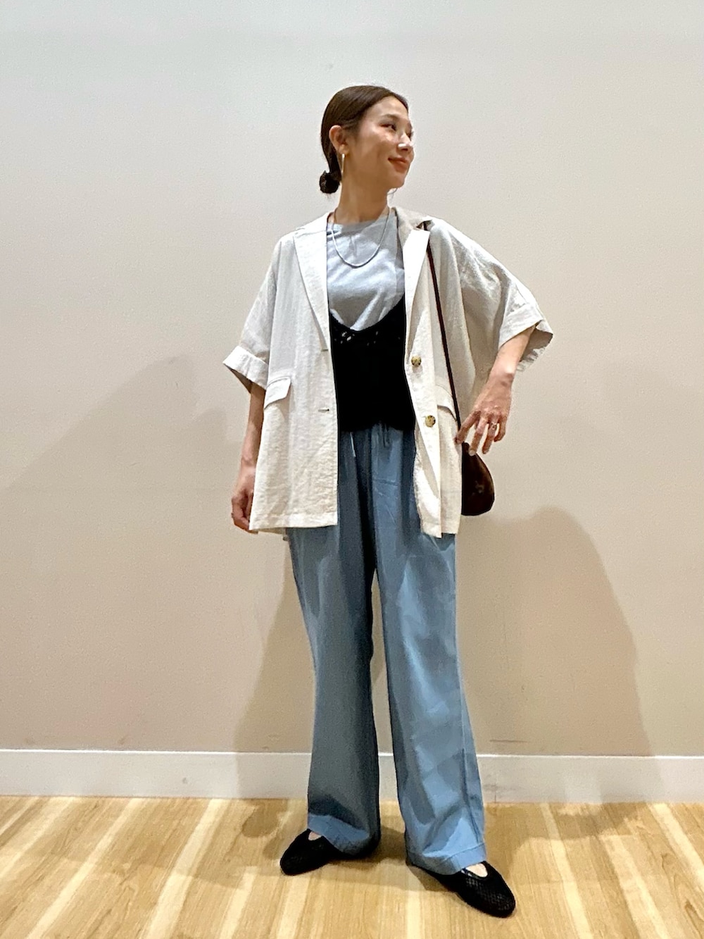 グレー系のTシャツ/カットソー、ブルー系のデニムパンツ、グレー系のその他アウターを着用したレディースの春コーディネートの3枚目の写真