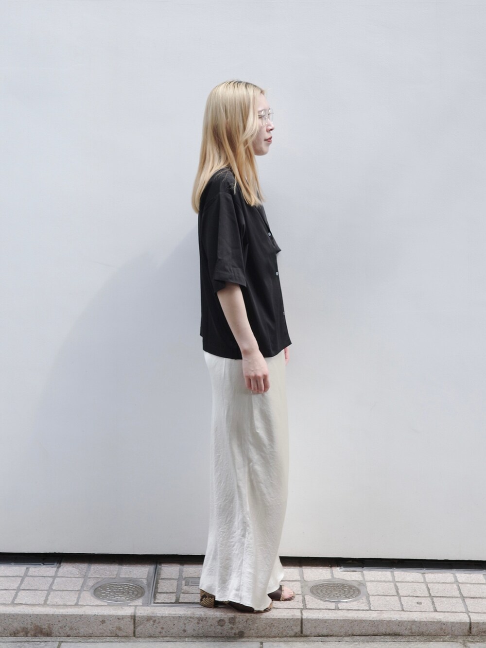 ブラック系のシャツ/ブラウスを着用したレディースの夏コーディネートの2枚目の写真