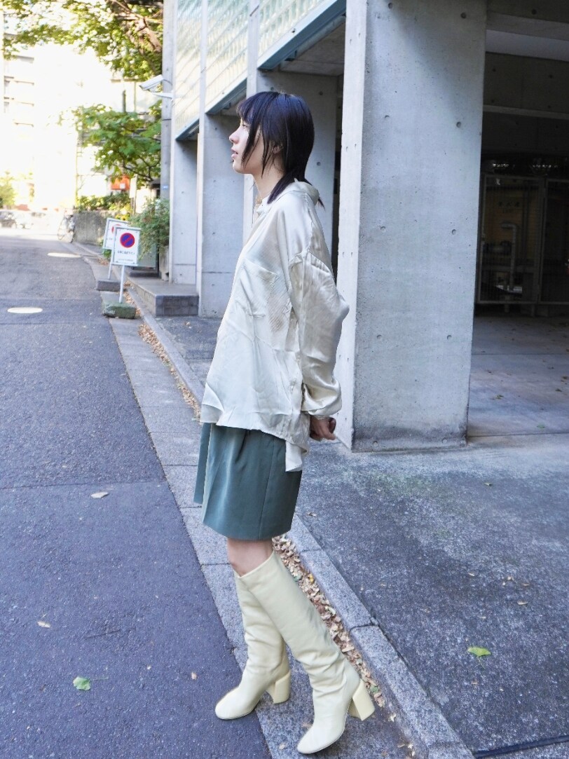 ベージュ系のシャツ/ブラウスを着用したレディースの春コーディネートの4枚目の写真