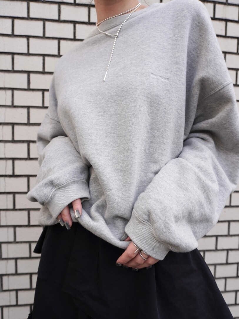 グレー系のスウェットを着用したレディースの春コーディネートの3枚目の写真