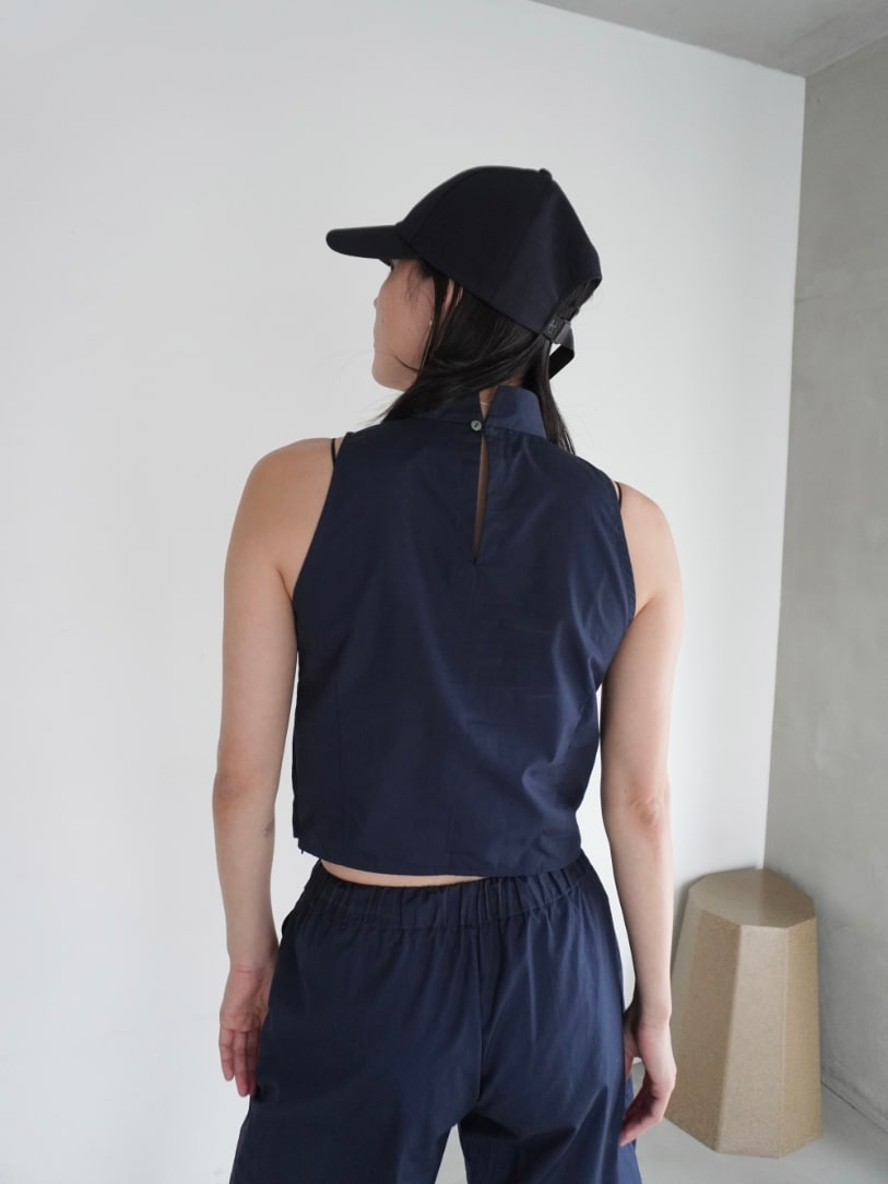 ブルー系のシャツ/ブラウス、ブルー系のその他パンツを着用したレディースの春コーディネートの3枚目の写真