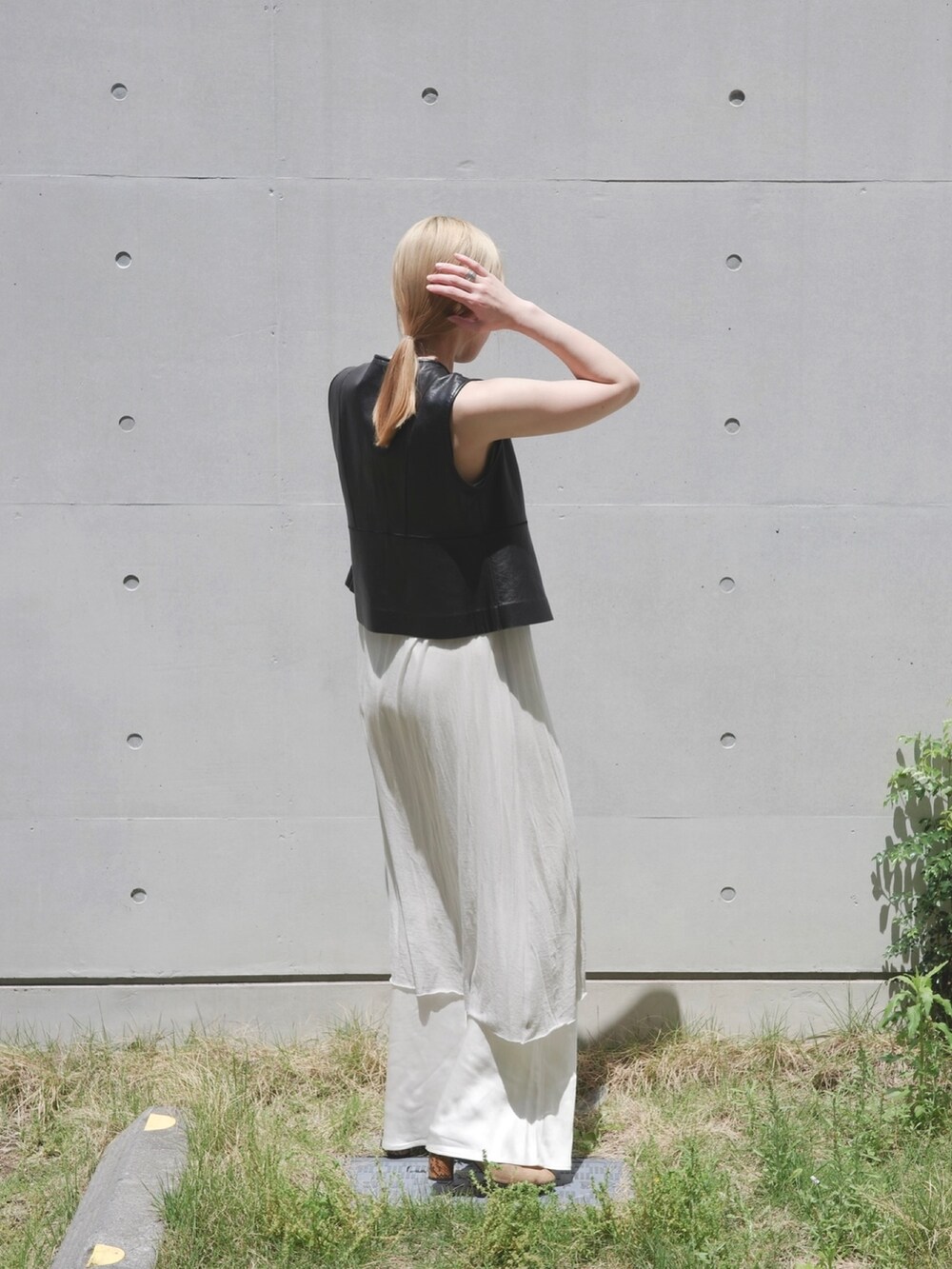 グレー系のワンピース、ベージュ系のスウェットパンツを着用したレディースの春コーディネートの2枚目の写真