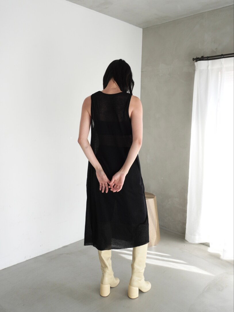 ブラック系のワンピースを着用したレディースの春コーディネートの3枚目の写真