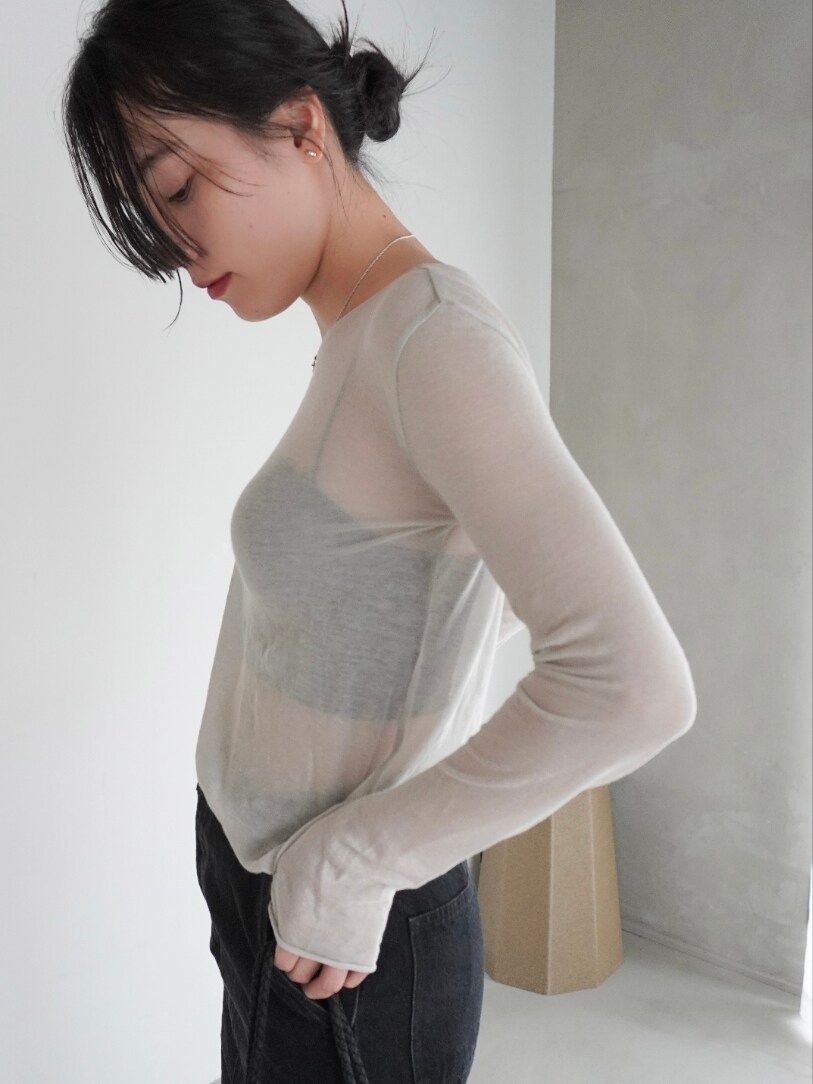 グレー系のTシャツ/カットソーを着用したレディースの春コーディネートの3枚目の写真