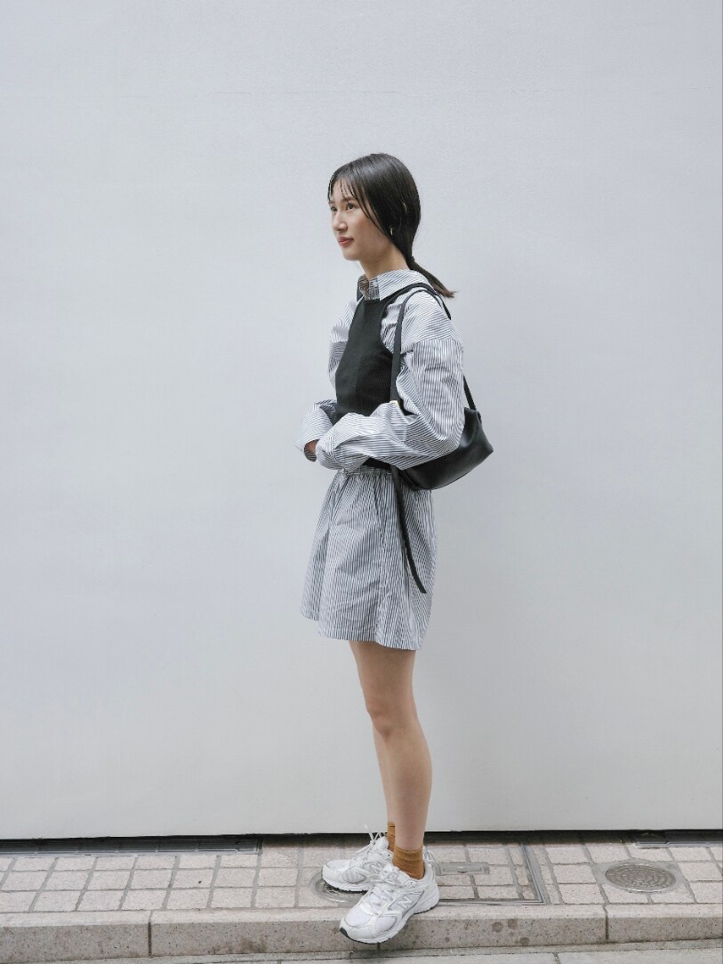 その他のシャツ/ブラウス、ブラック系のタンクトップ、ブラック系のその他パンツを着用したレディースの春コーディネートの2枚目の写真