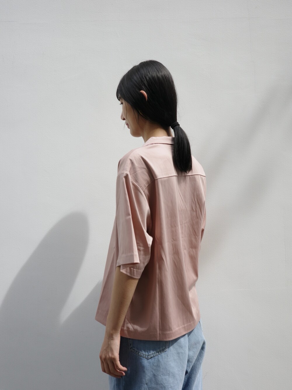 ブルー系のデニムパンツ、ピンク系のシャツ/ブラウスを着用したレディースの夏コーディネートの2枚目の写真