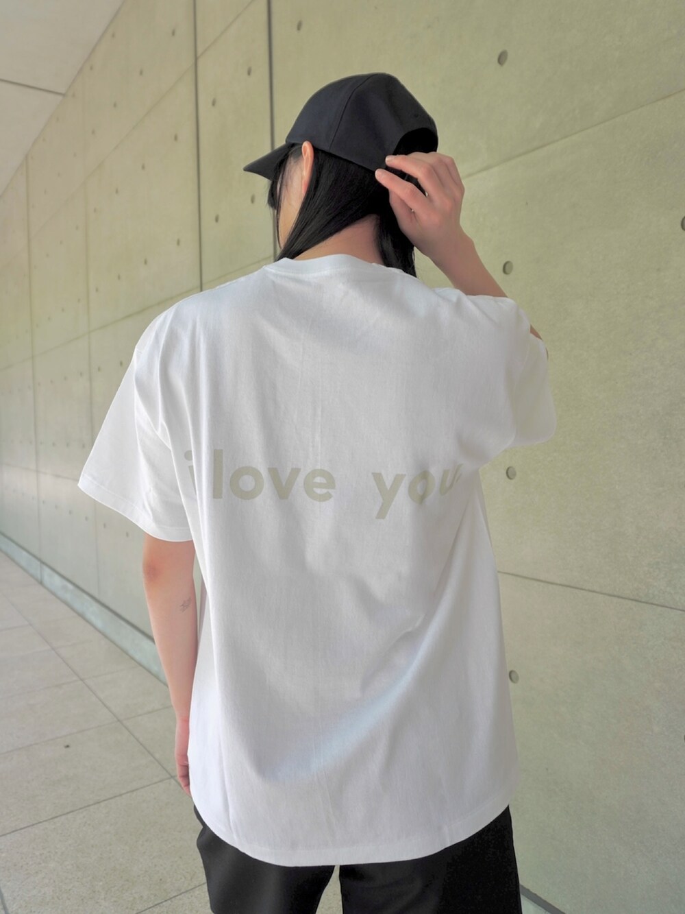 グレー系のTシャツ/カットソーを着用したレディースの春コーディネートの2枚目の写真