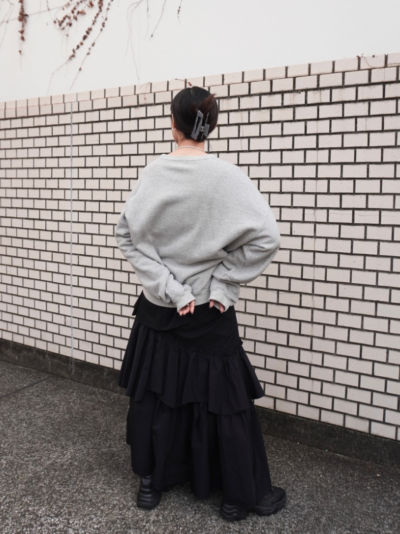 グレー系のスウェットを着用したレディースの春コーディネートの4枚目の写真