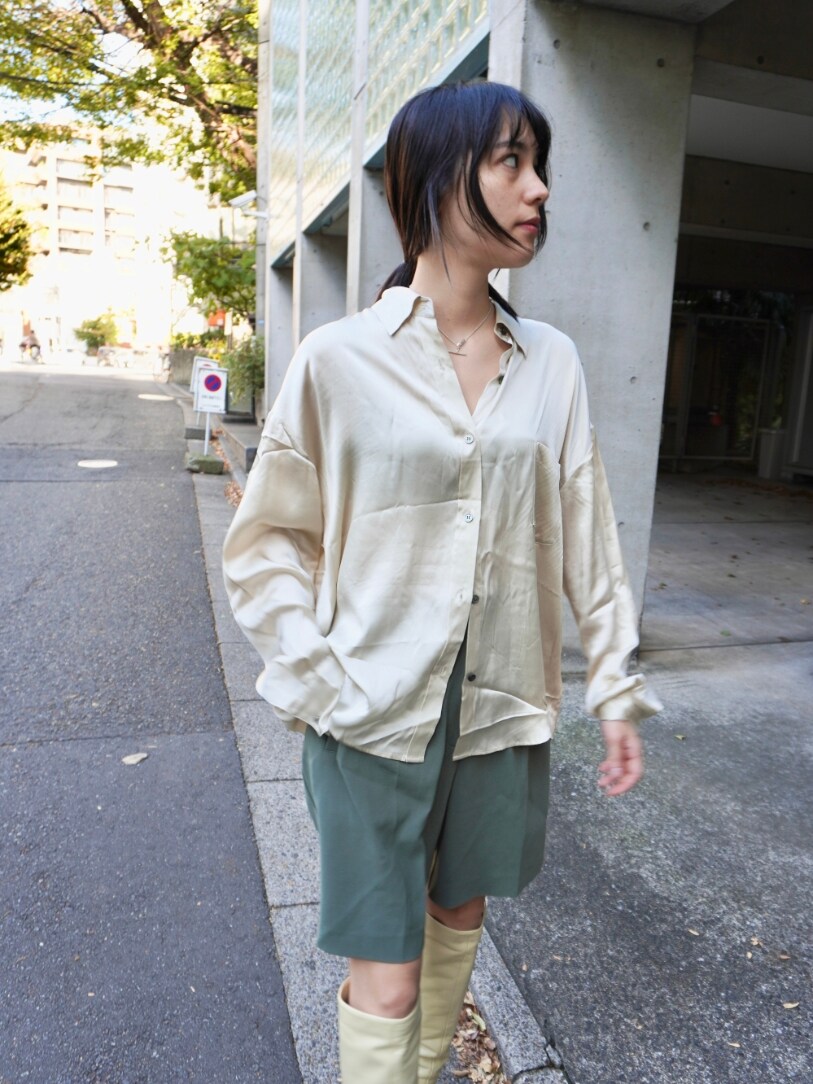 ベージュ系のシャツ/ブラウスを着用したレディースの春コーディネートの2枚目の写真