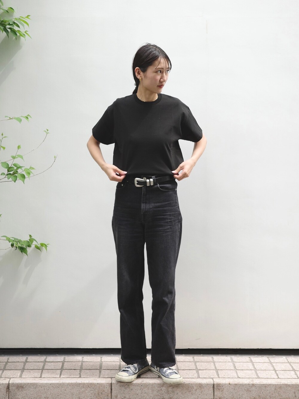 ブラック系のTシャツ/カットソーを着用したレディースの夏コーディネートの2枚目の写真