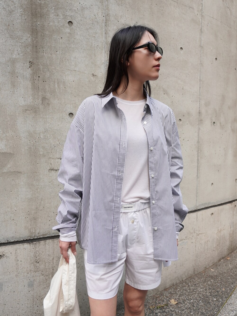 その他のシャツ/ブラウス、ホワイト系のその他パンツを着用したレディースの春コーディネートの2枚目の写真