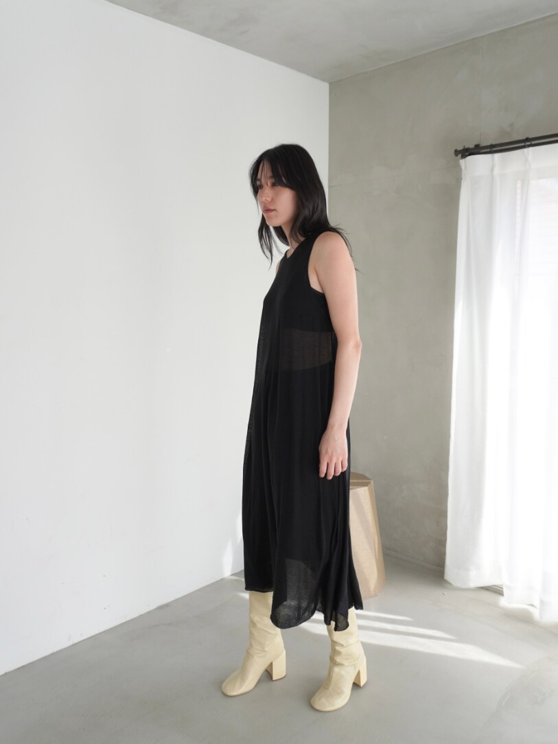 ブラック系のワンピースを着用したレディースの春コーディネートの2枚目の写真