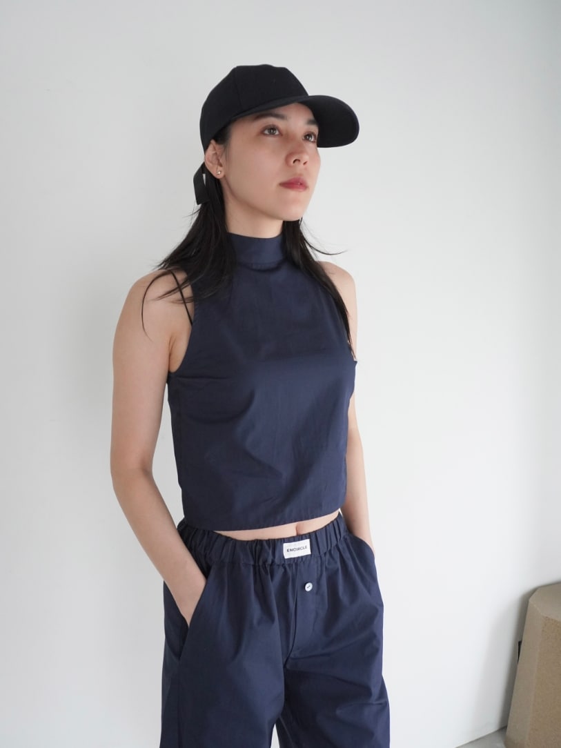 ブルー系のシャツ/ブラウス、ブルー系のその他パンツを着用したレディースの春コーディネートの2枚目の写真