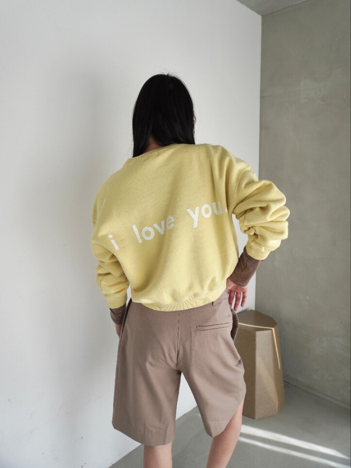 ベージュ系のTシャツ/カットソー、イエロー系のスウェットを着用したレディースの春コーディネートの2枚目の写真