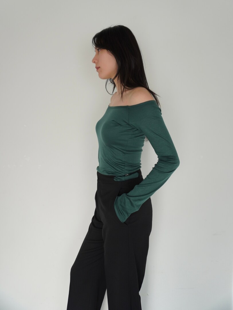 ベージュ系のTシャツ/カットソー、ブラック系のスラックスを着用したレディースの春コーディネートの2枚目の写真