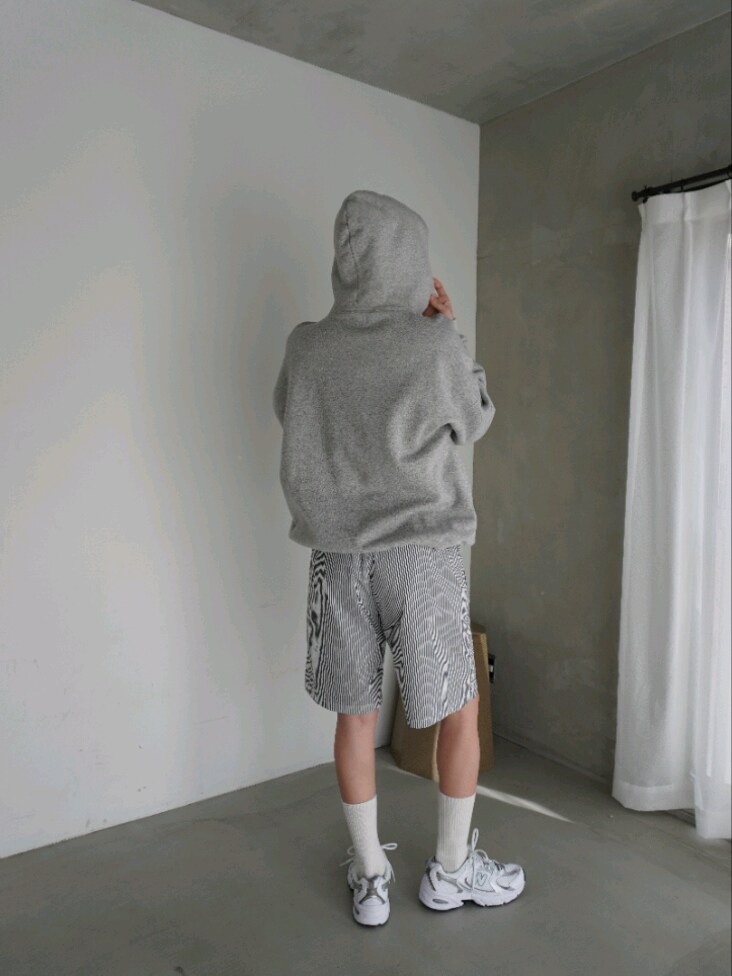 グレー系のパーカー、グレー系のエコバッグ/サブバッグを着用したレディースの春コーディネートの3枚目の写真