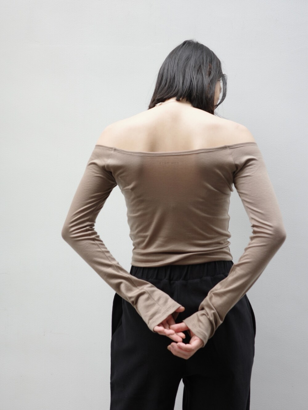 ベージュ系のTシャツ/カットソー、ブラック系のスウェットパンツを着用したレディースの夏コーディネートの2枚目の写真