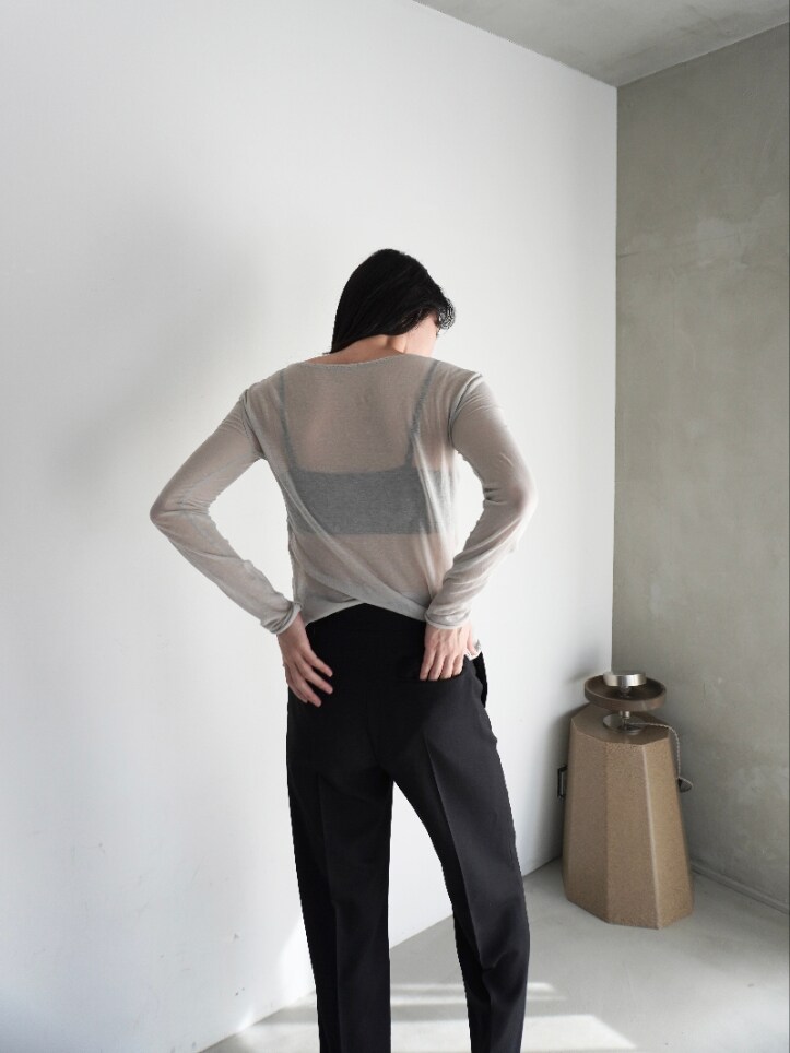 グレー系のTシャツ/カットソー、ブラック系のスラックスを着用したレディースの春コーディネートの3枚目の写真