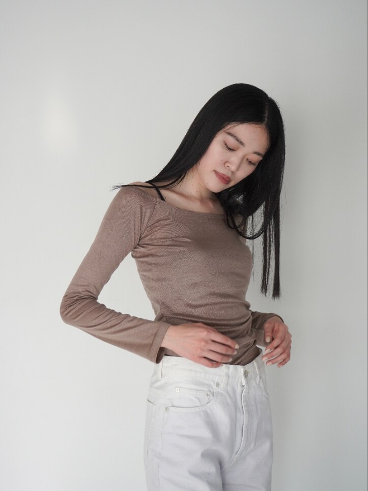 グレー系のデニムパンツ、ベージュ系のTシャツ/カットソーを着用したレディースの春コーディネートの2枚目の写真