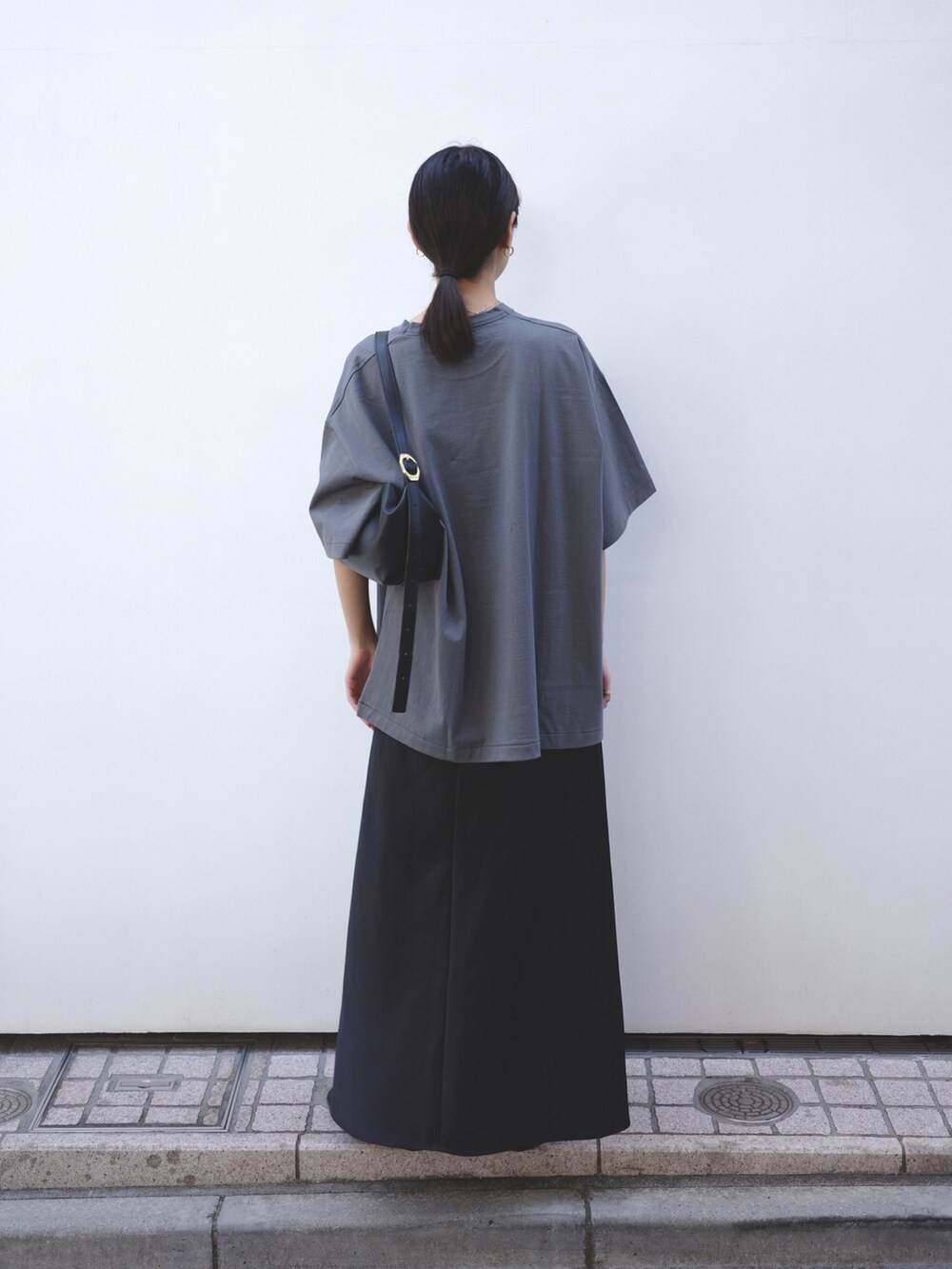 グレー系のTシャツ/カットソーを着用したレディースの夏コーディネートの2枚目の写真