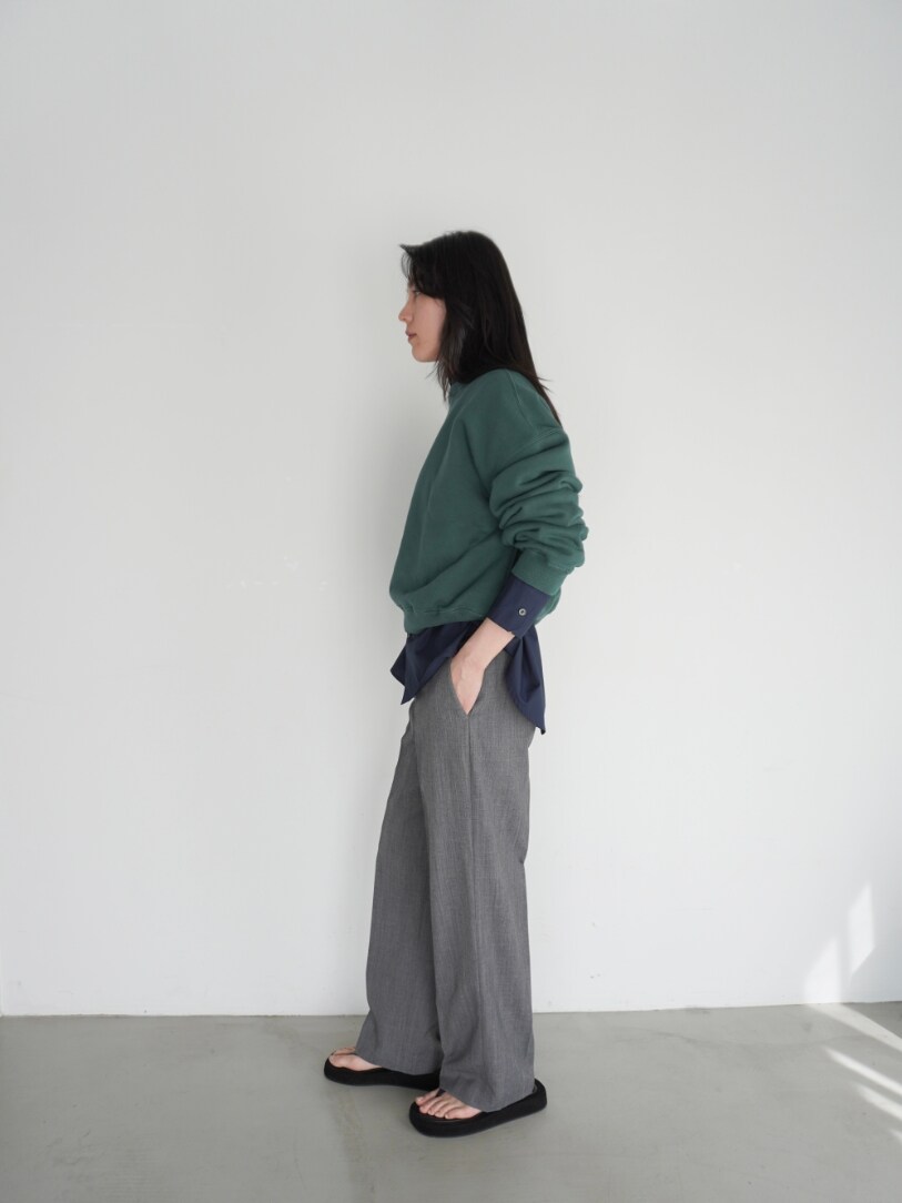 グレー系のスラックス、ブルー系のシャツ/ブラウス、グリーン系のスウェットを着用したレディースの春コーディネートの2枚目の写真