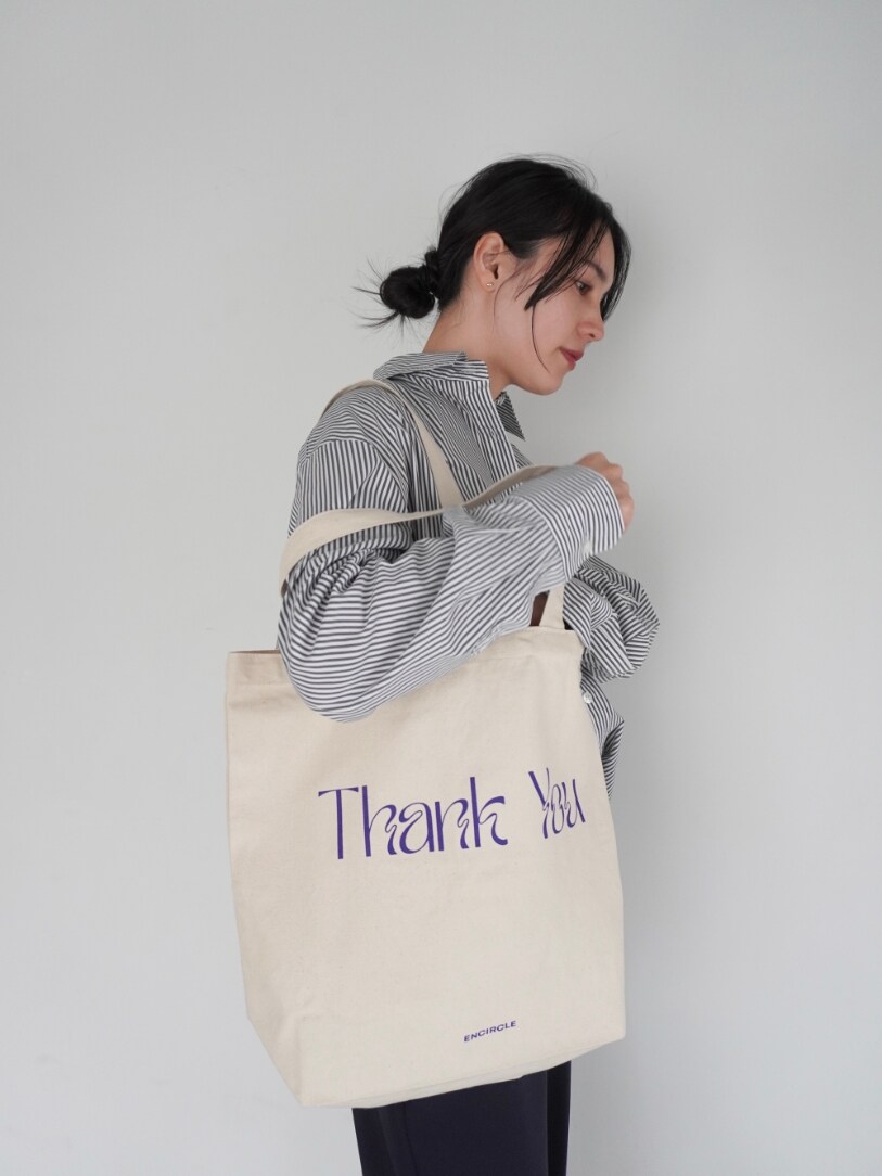 その他のシャツ/ブラウス、ベージュ系のエコバッグ/サブバッグを着用したレディースの春コーディネートの2枚目の写真