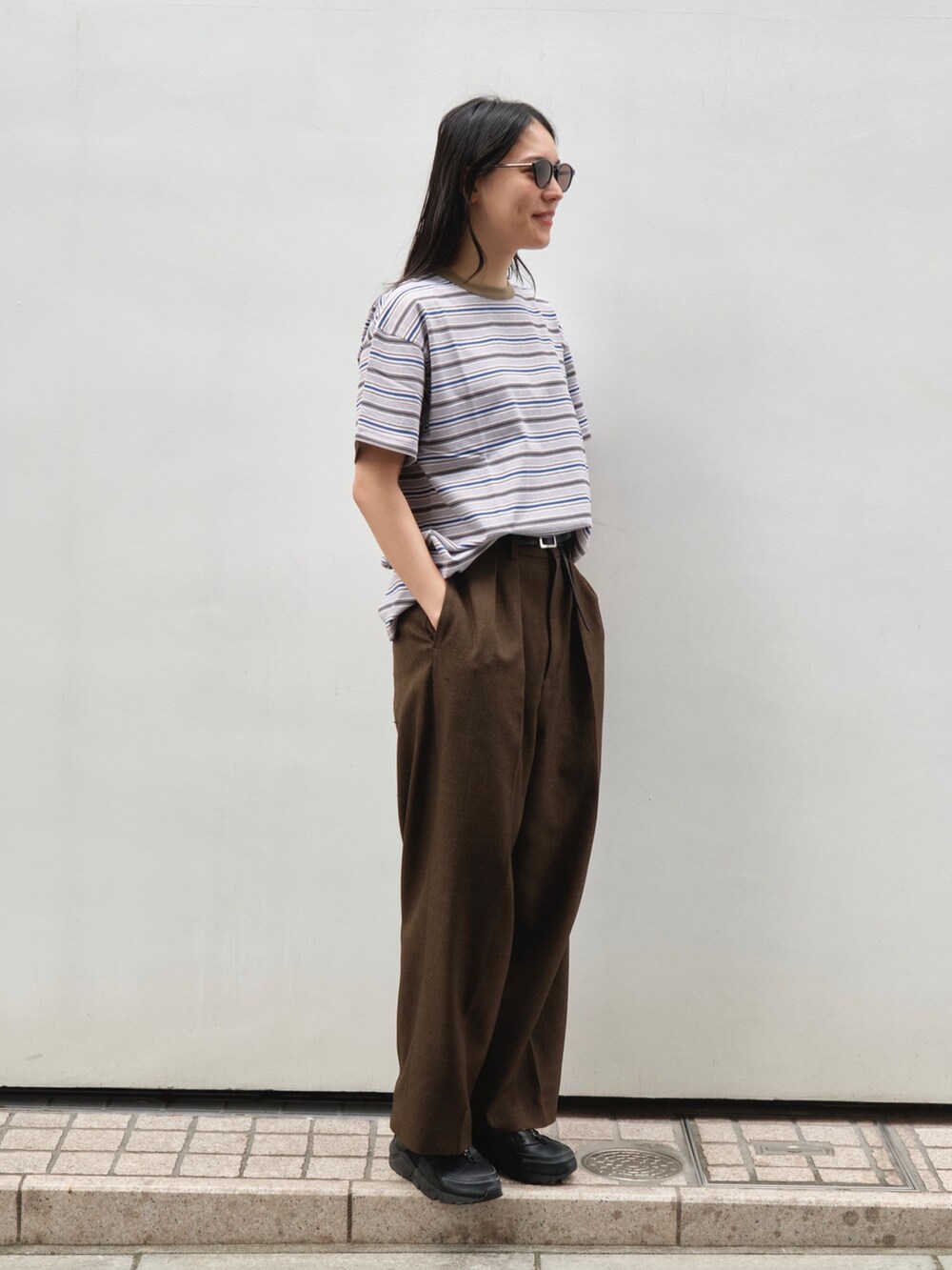 ベージュ系のTシャツ/カットソーを着用したレディースの夏コーディネートの2枚目の写真