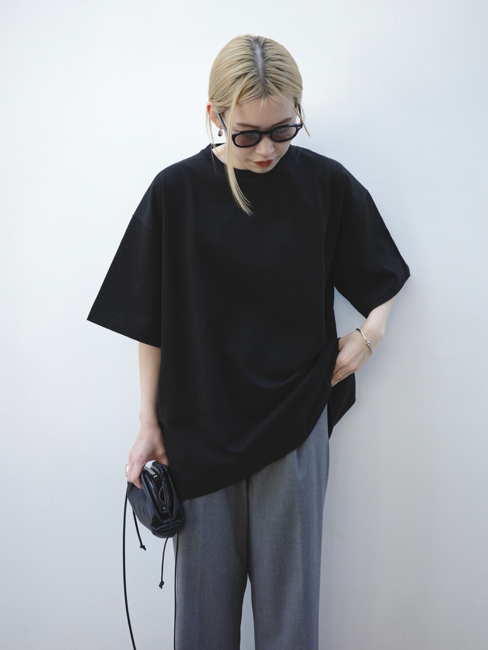 ブラック系のTシャツ/カットソーを着用したレディースの夏コーディネートの2枚目の写真