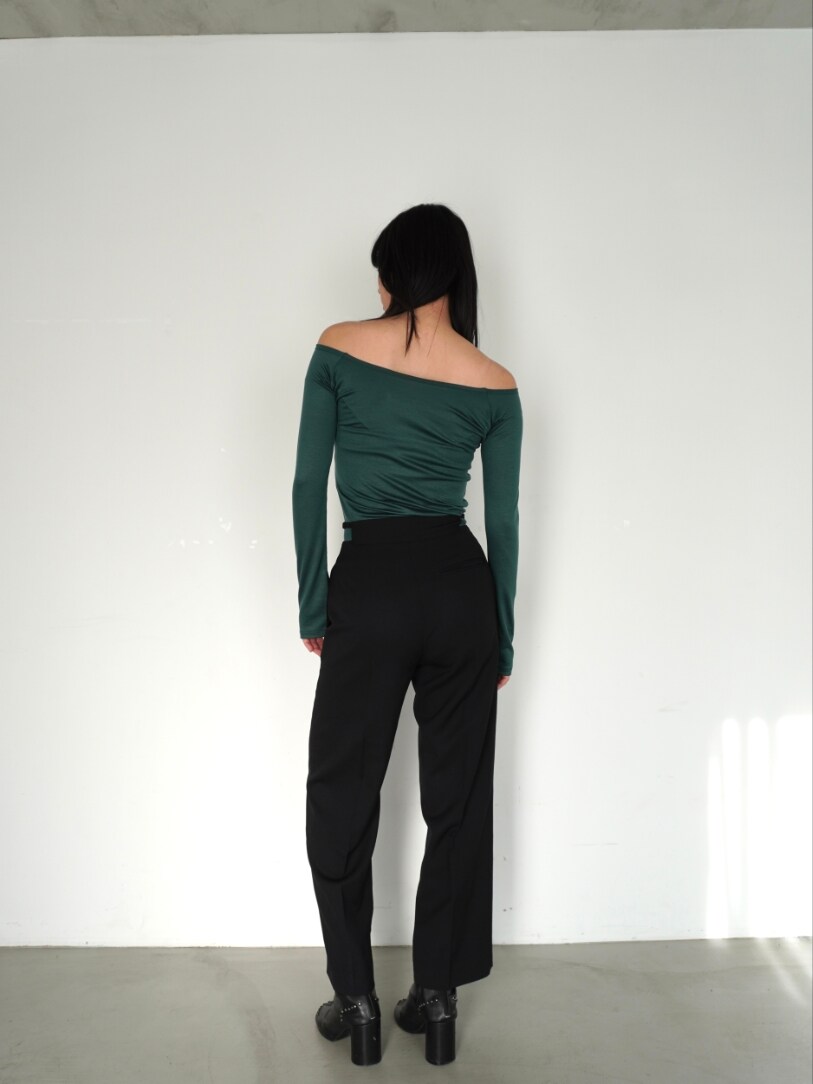 ベージュ系のTシャツ/カットソー、ブラック系のスラックスを着用したレディースの春コーディネートの3枚目の写真