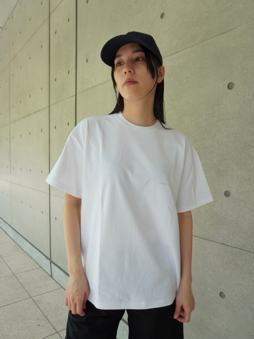 イエロー系のTシャツ/カットソー、ブラック系のその他パンツを着用したレディースの春コーディネートの3枚目の写真